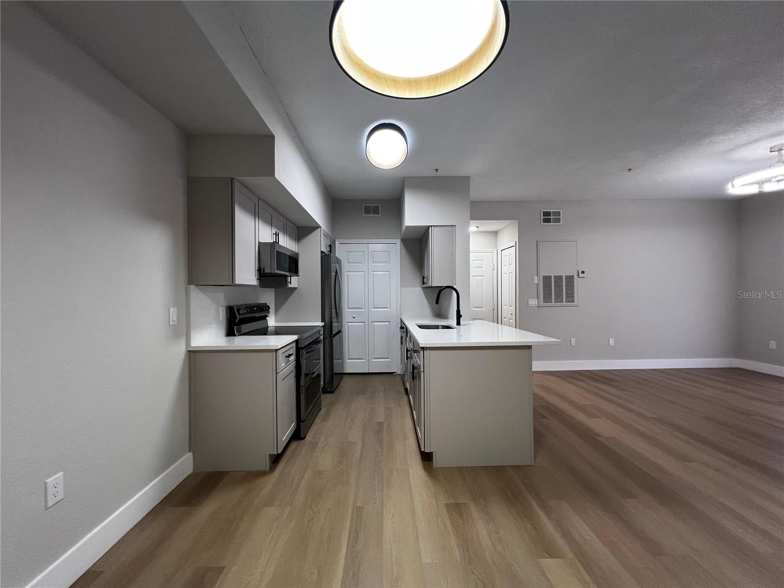 Image 3 of 20 For 13102 Mulberry Park Drive 917