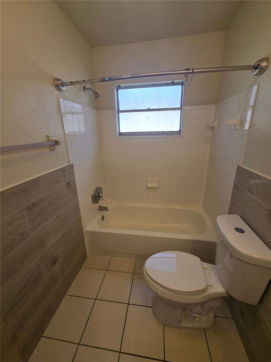 Image 13 of 14 For 1109 Seneca Avenue B