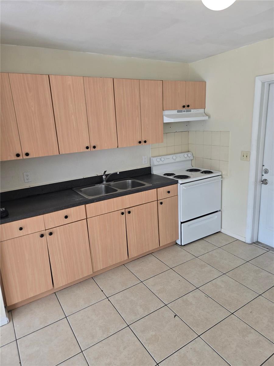 Image 4 of 14 For 1109 Seneca Avenue B