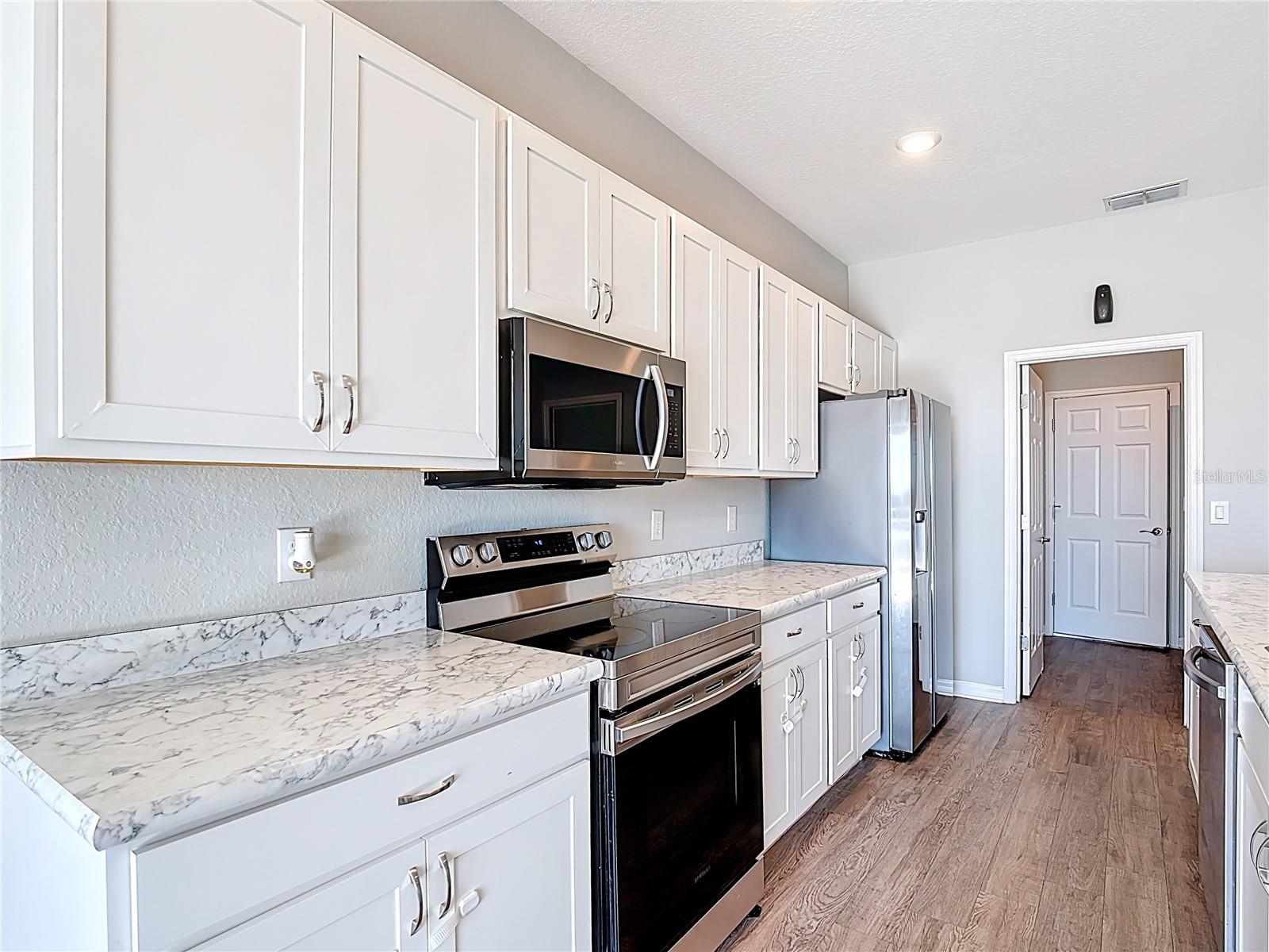 Image 10 of 52 For 840 Sydney Street