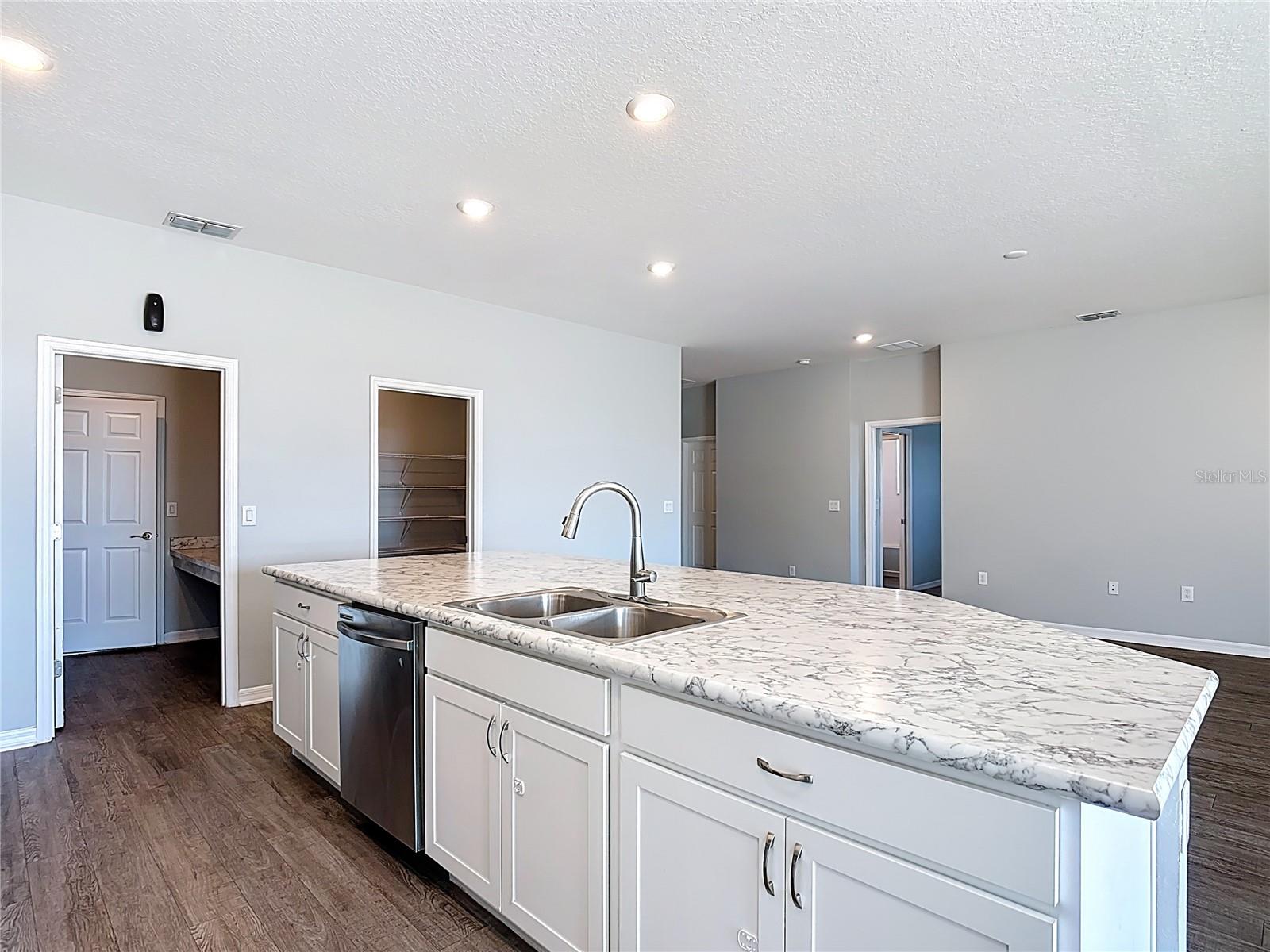Image 11 of 52 For 840 Sydney Street