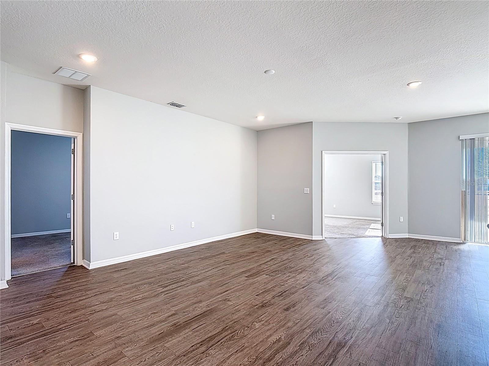 Image 7 of 52 For 840 Sydney Street