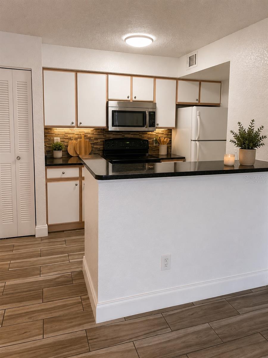 Image 2 of 28 For 2208 Antigua Place 938