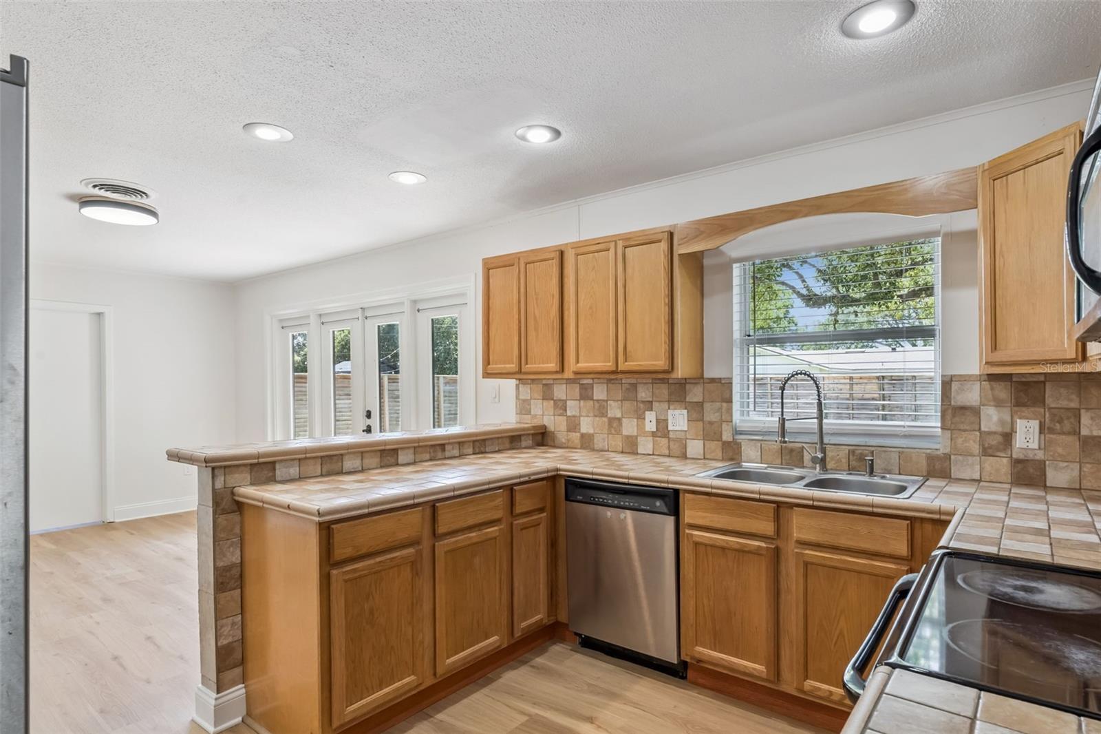 Image 18 of 39 For 819 Densmore Drive