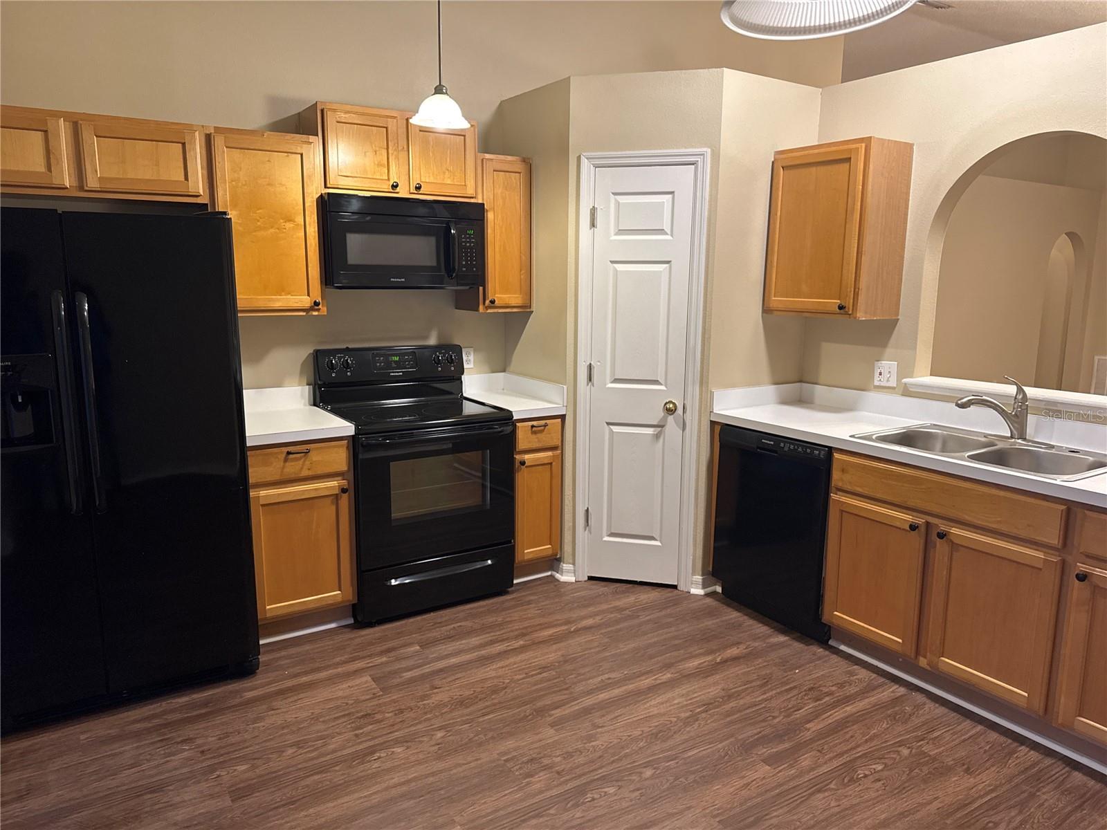Listing photo id 4 for 5920 Rotella Drive