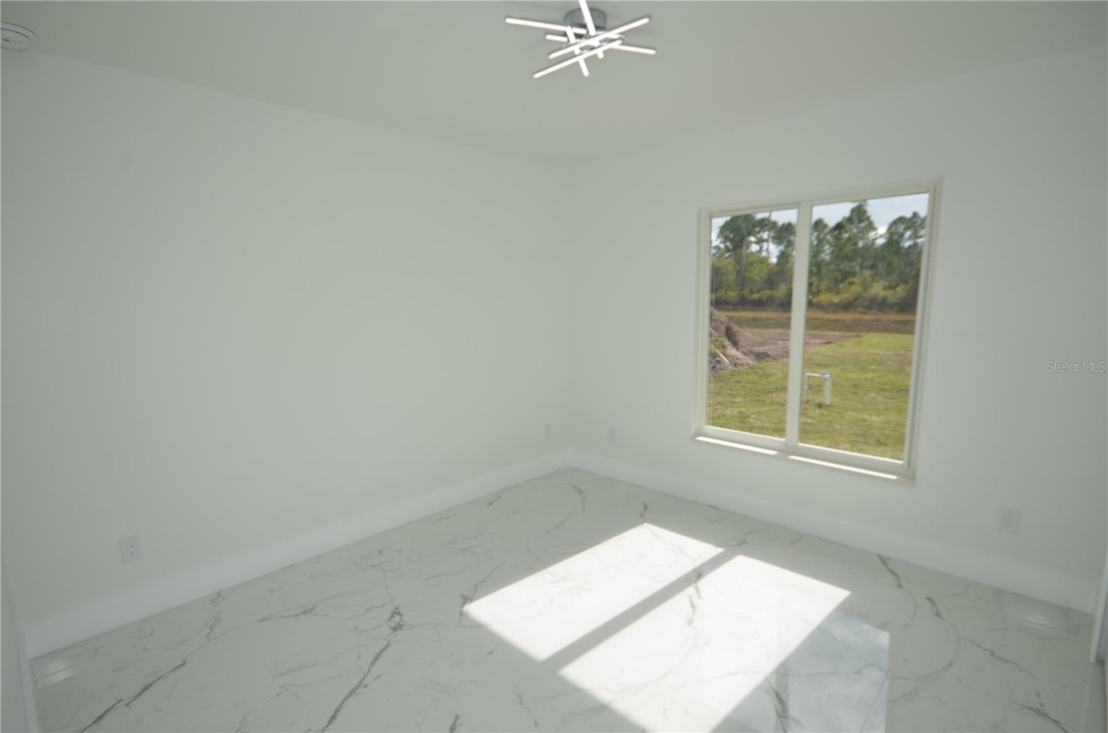Image 4 of 22 For 1132 Edelweiss Street E