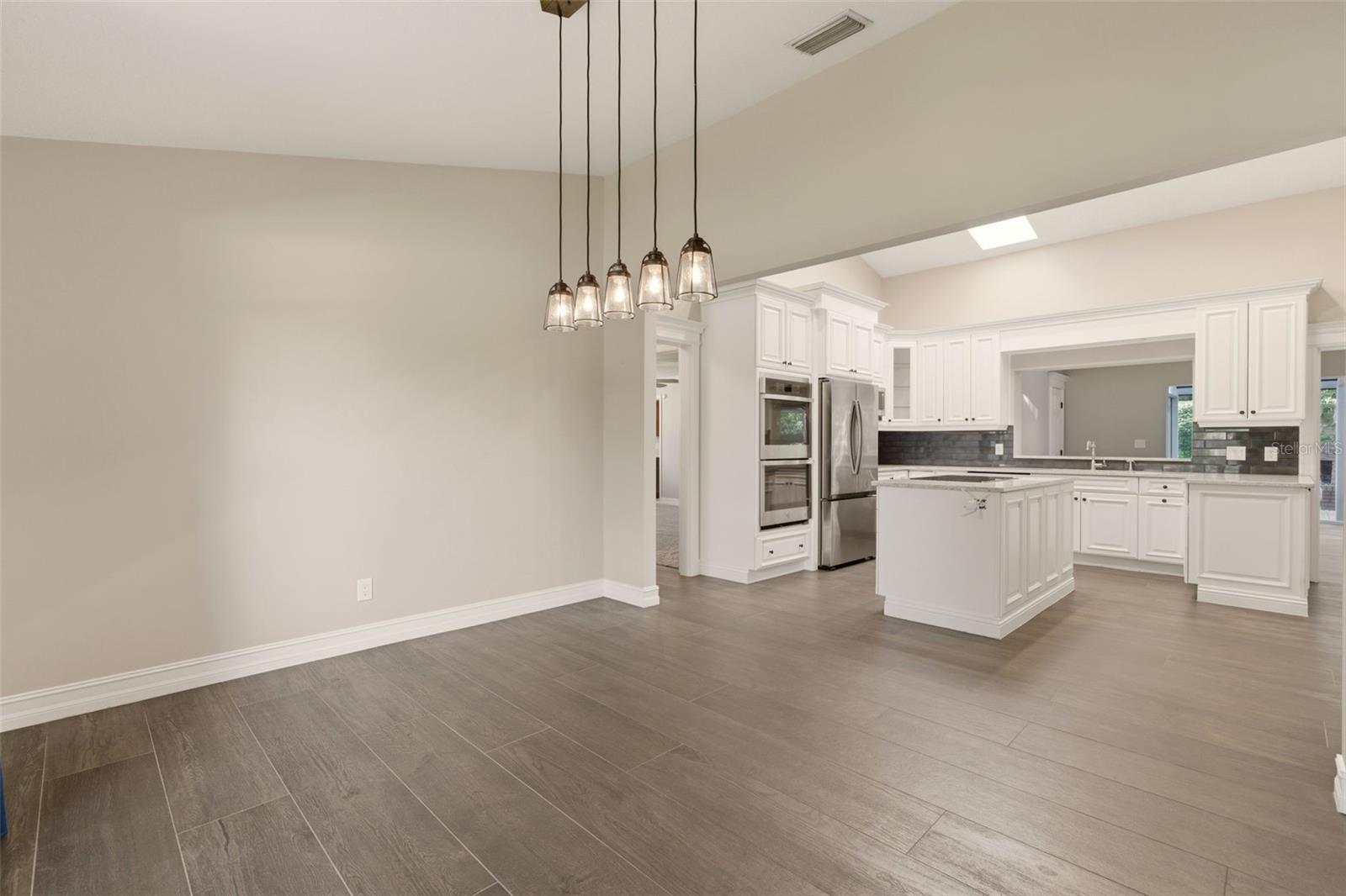 Image 10 of 79 For 215 Sovereign Court