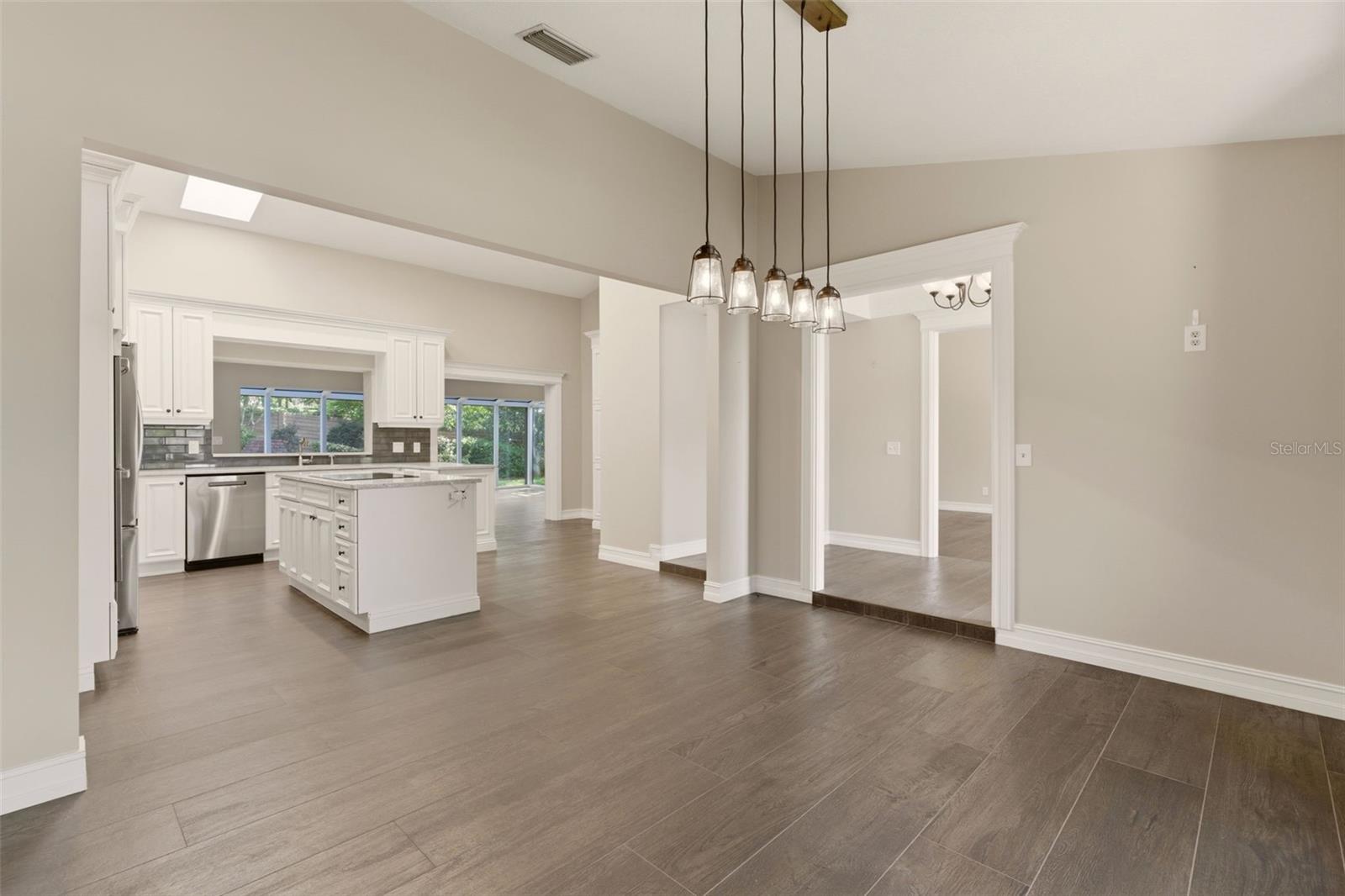 Image 11 of 79 For 215 Sovereign Court