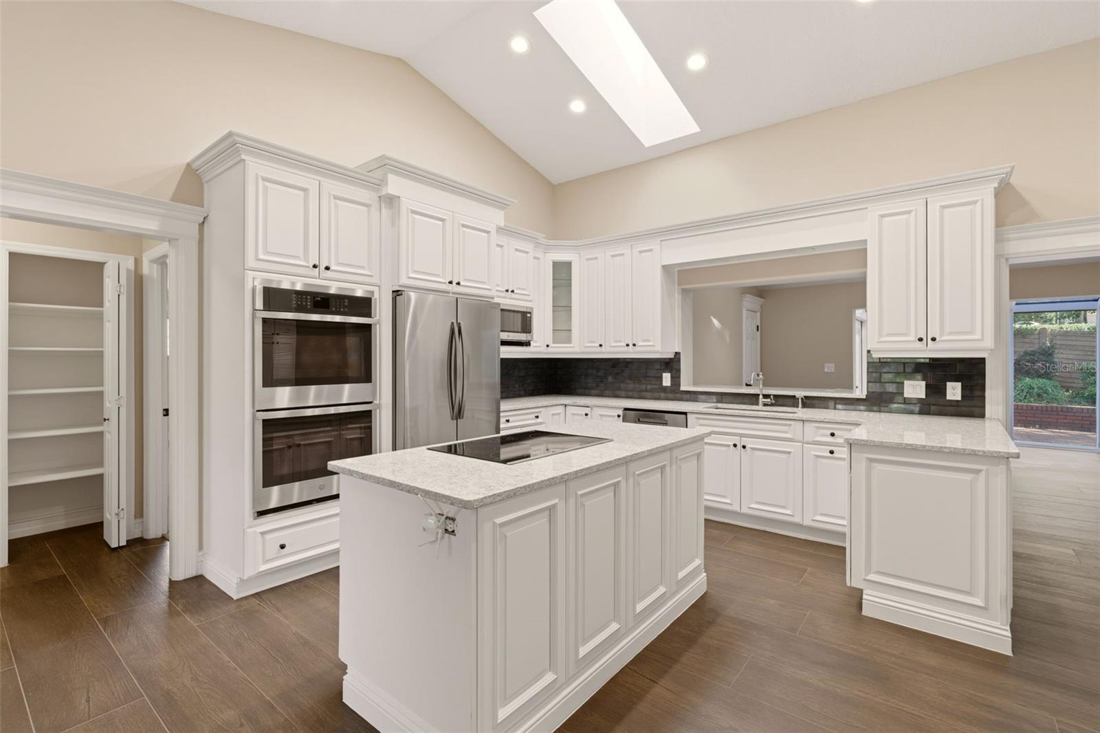 Image 14 of 79 For 215 Sovereign Court