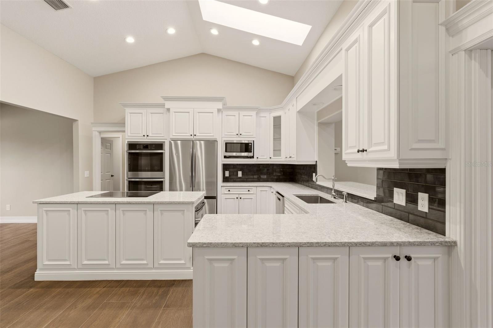 Image 18 of 79 For 215 Sovereign Court