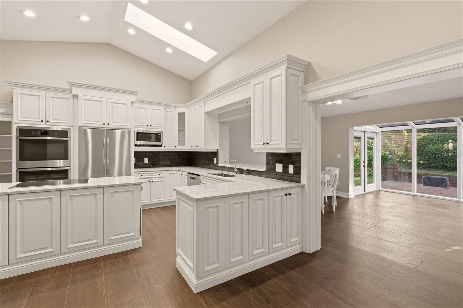 Image 19 of 79 For 215 Sovereign Court