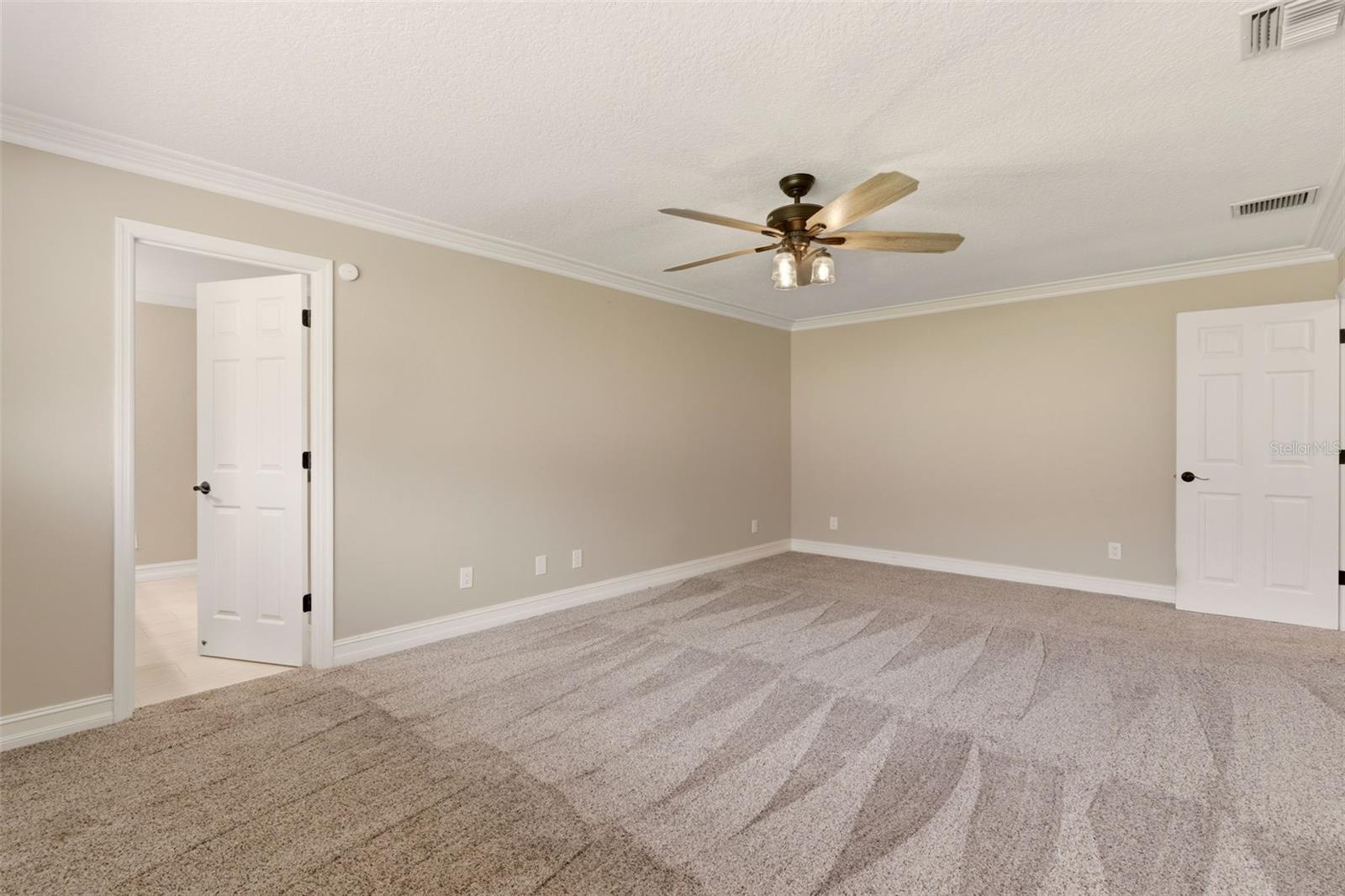 Image 39 of 79 For 215 Sovereign Court