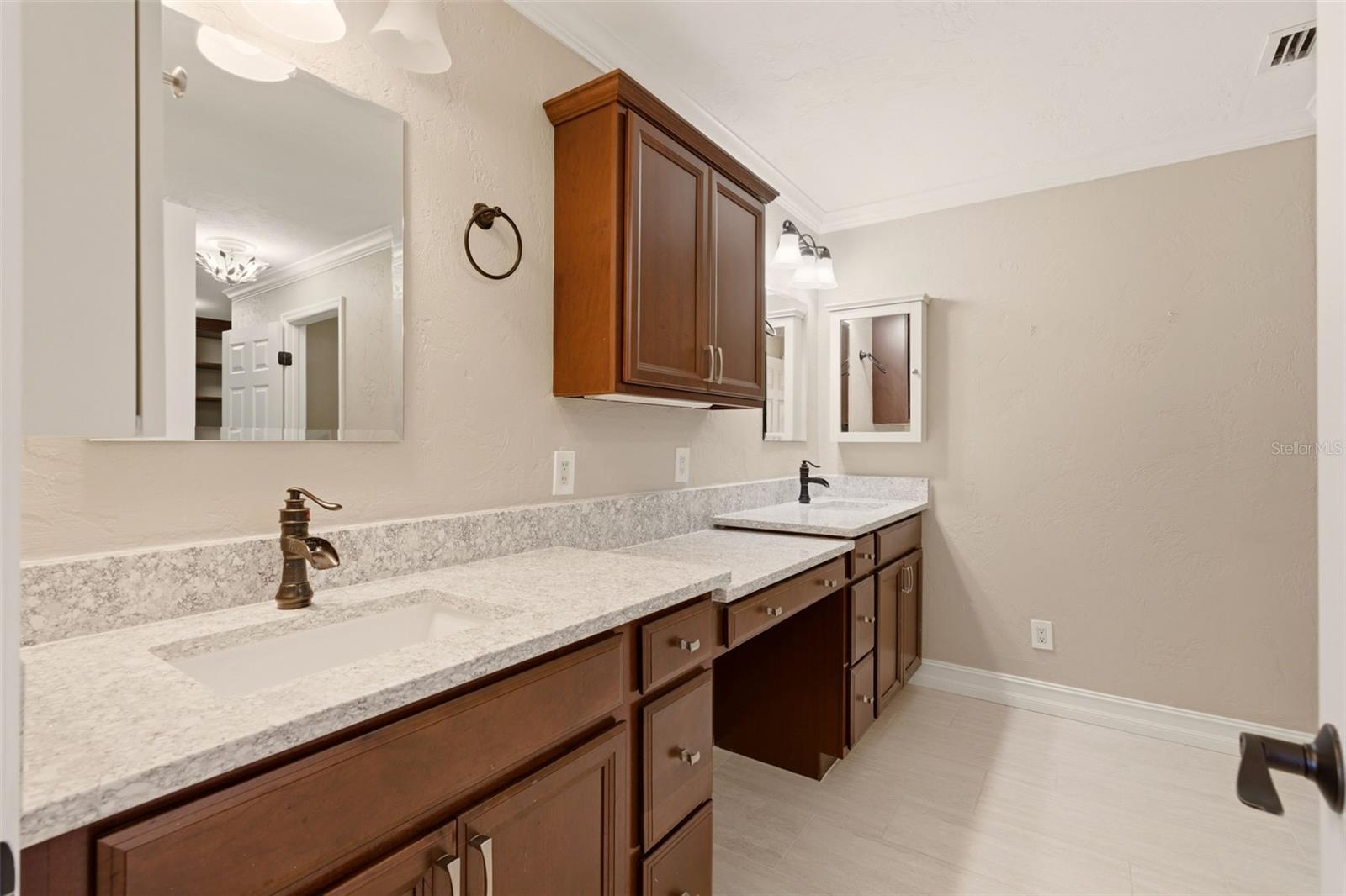 Image 40 of 79 For 215 Sovereign Court
