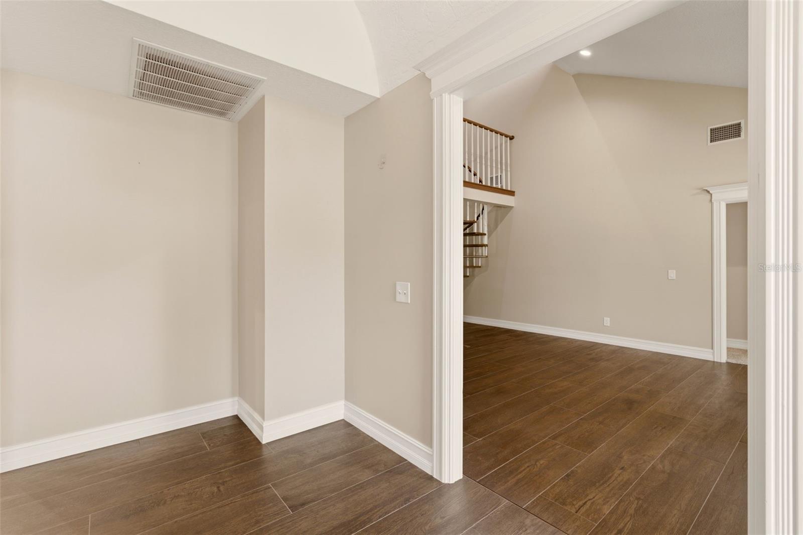 Image 9 of 79 For 215 Sovereign Court