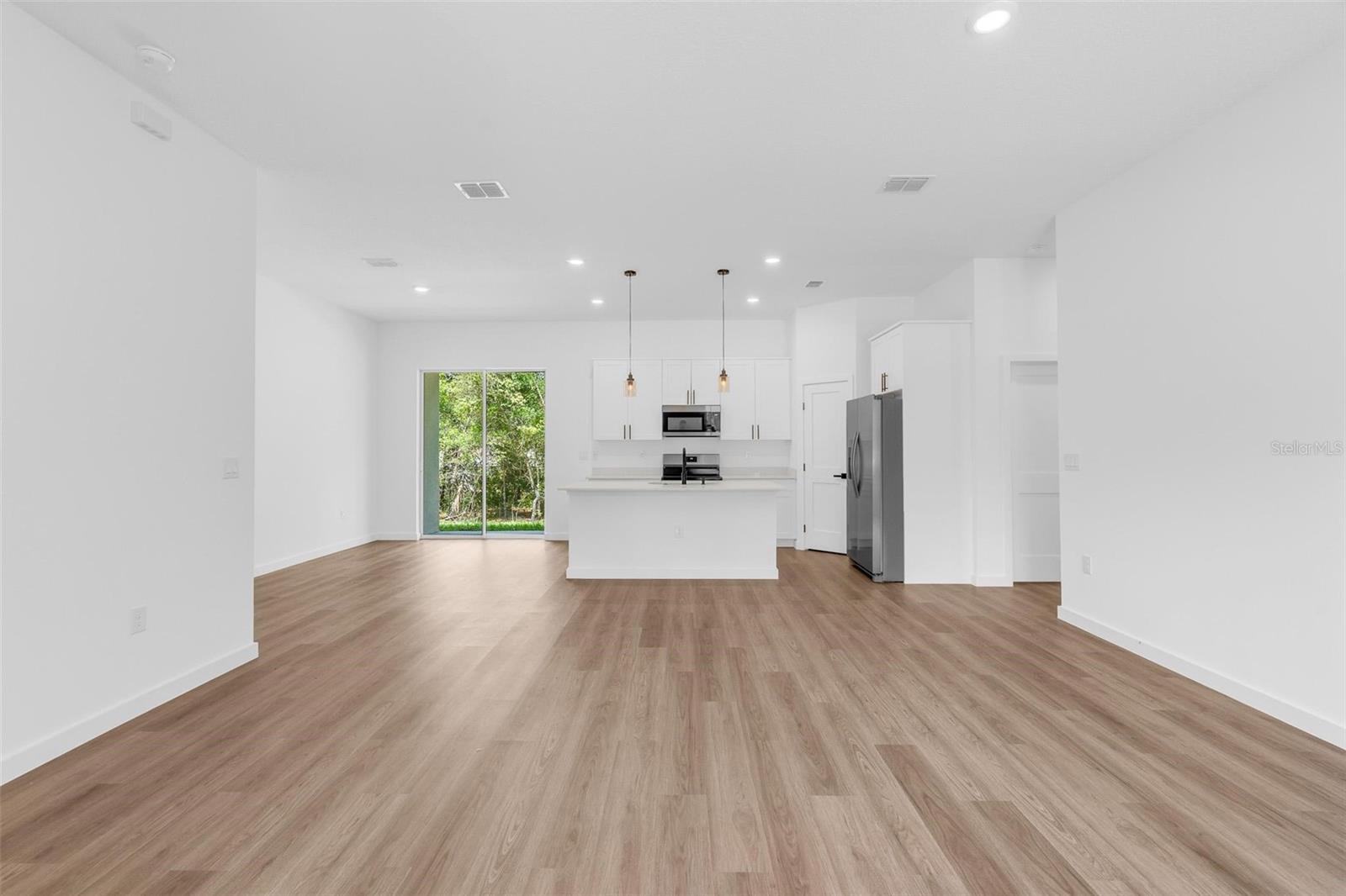 Listing photo id 9 for 9651 Pineview Way