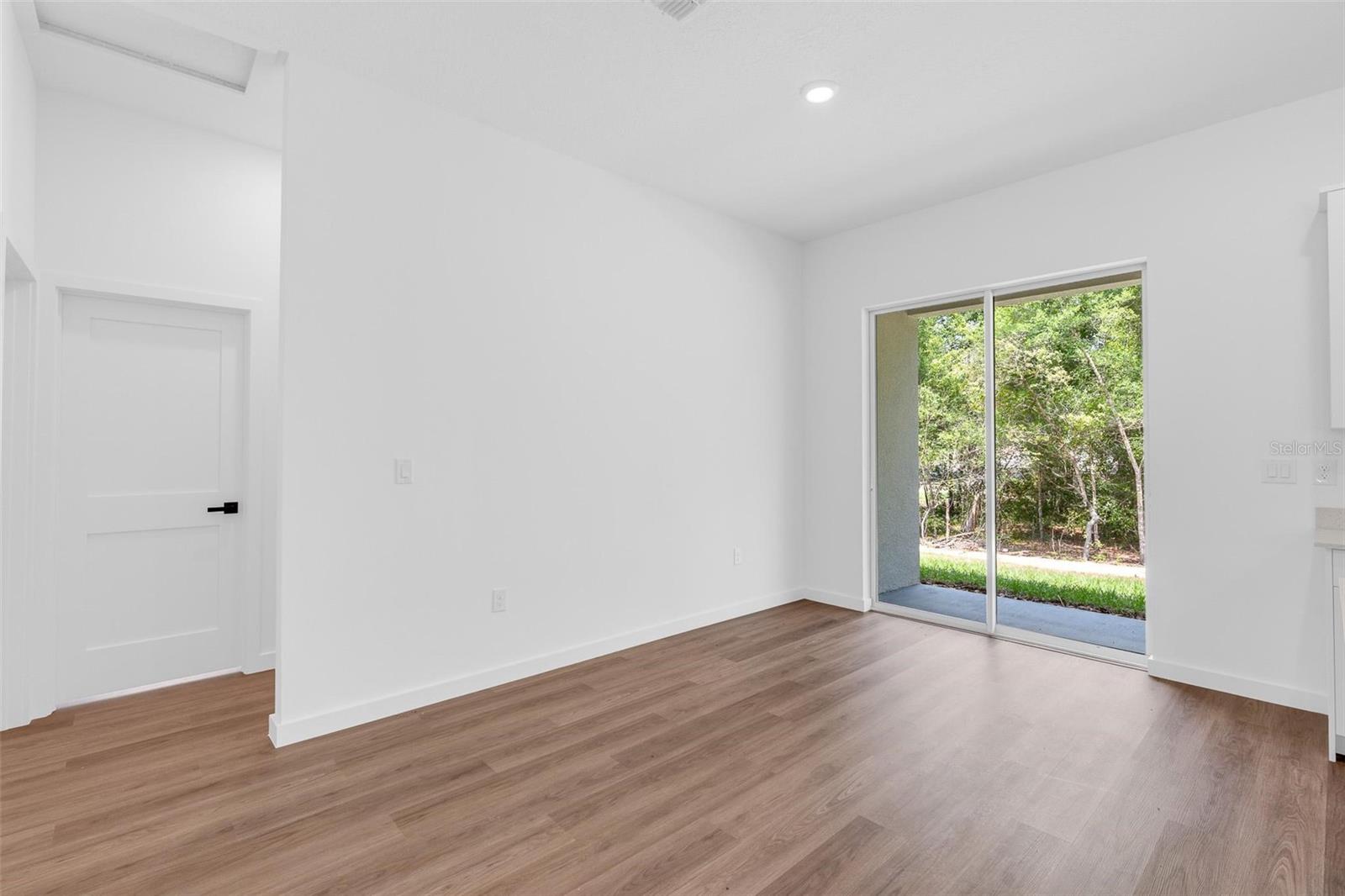 Listing photo id 11 for 9651 Pineview Way