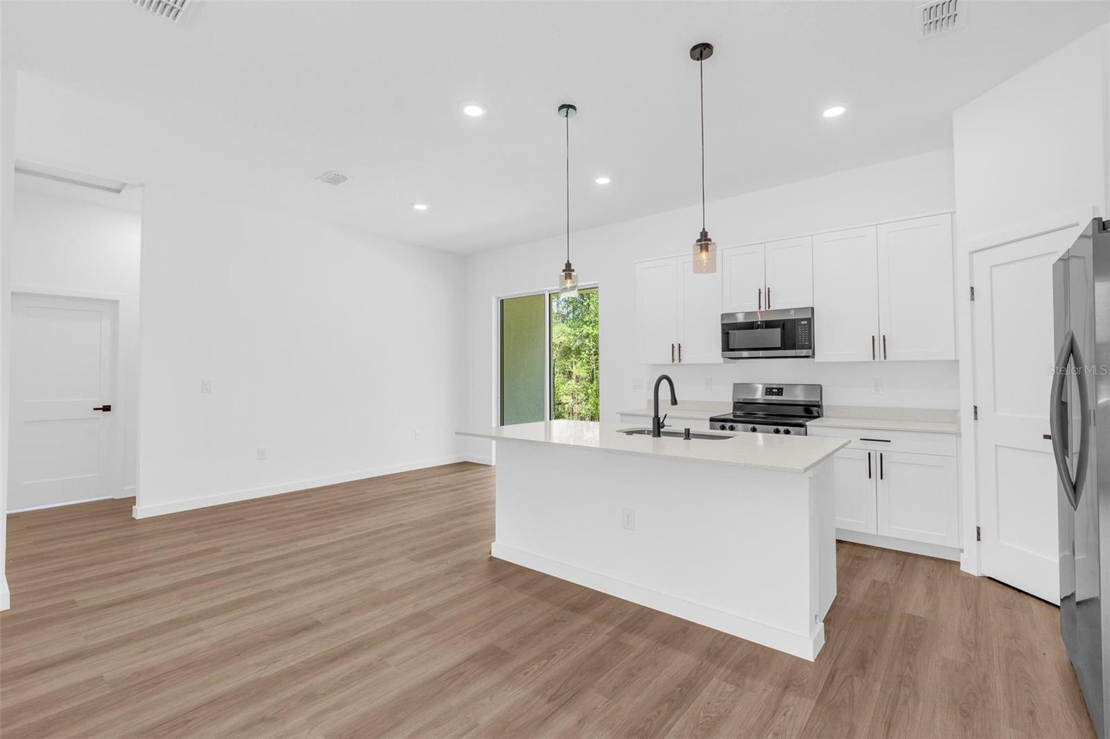 Listing photo id 13 for 9651 Pineview Way