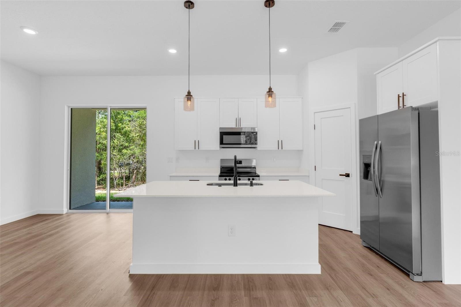 Listing photo id 14 for 9651 Pineview Way