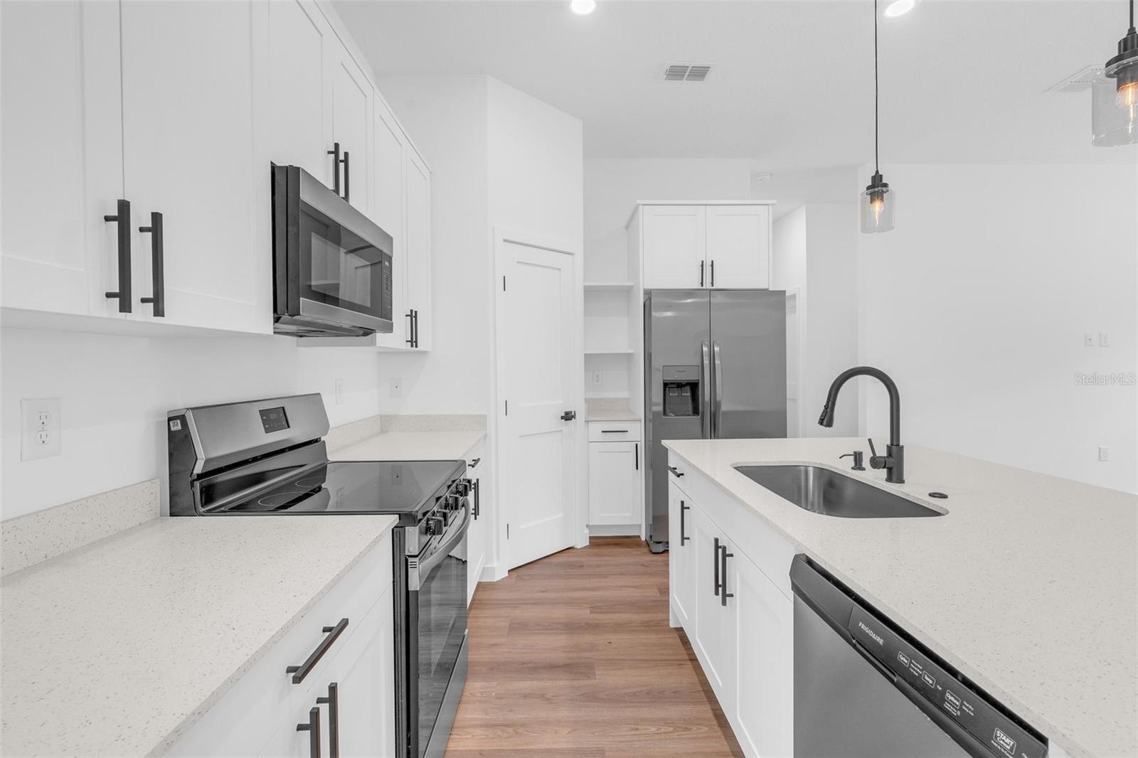 Listing photo id 16 for 9651 Pineview Way