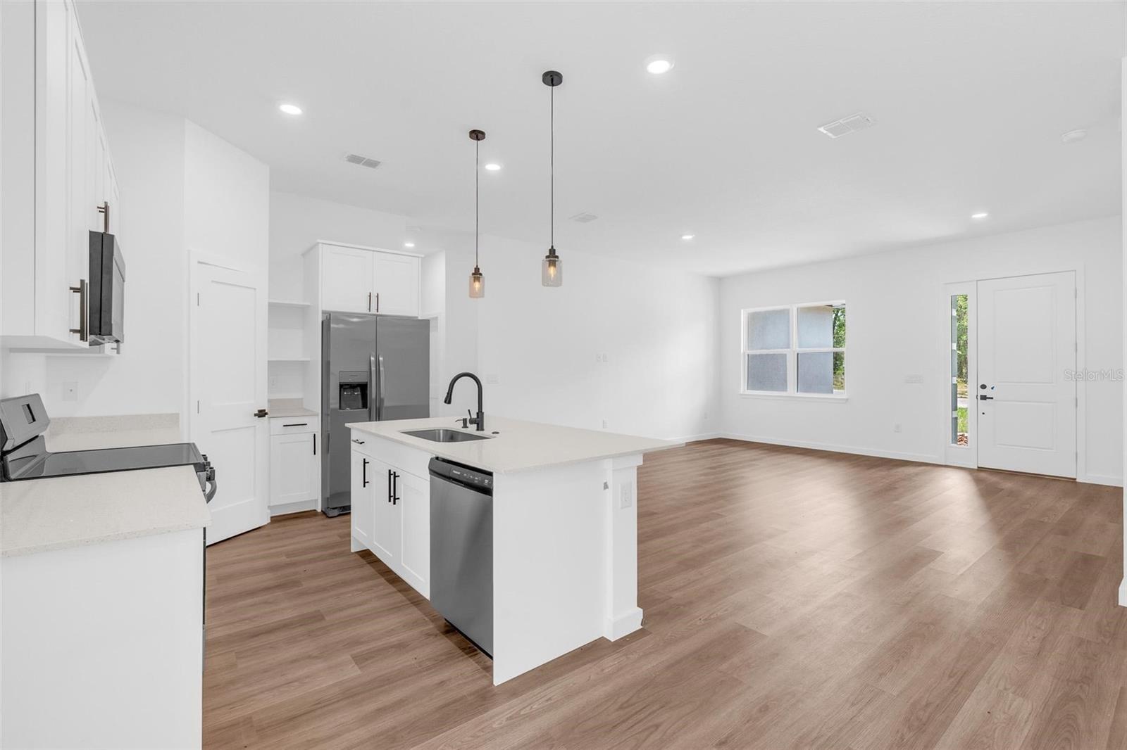 Listing photo id 17 for 9651 Pineview Way