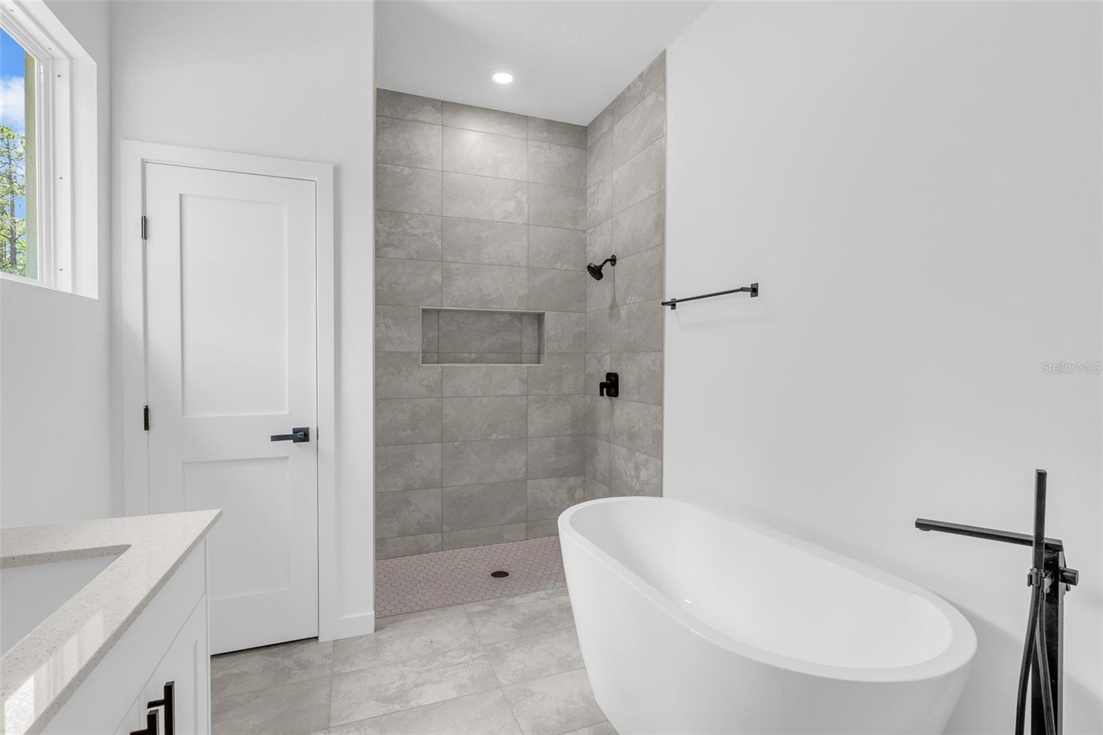 Listing photo id 37 for 9651 Pineview Way