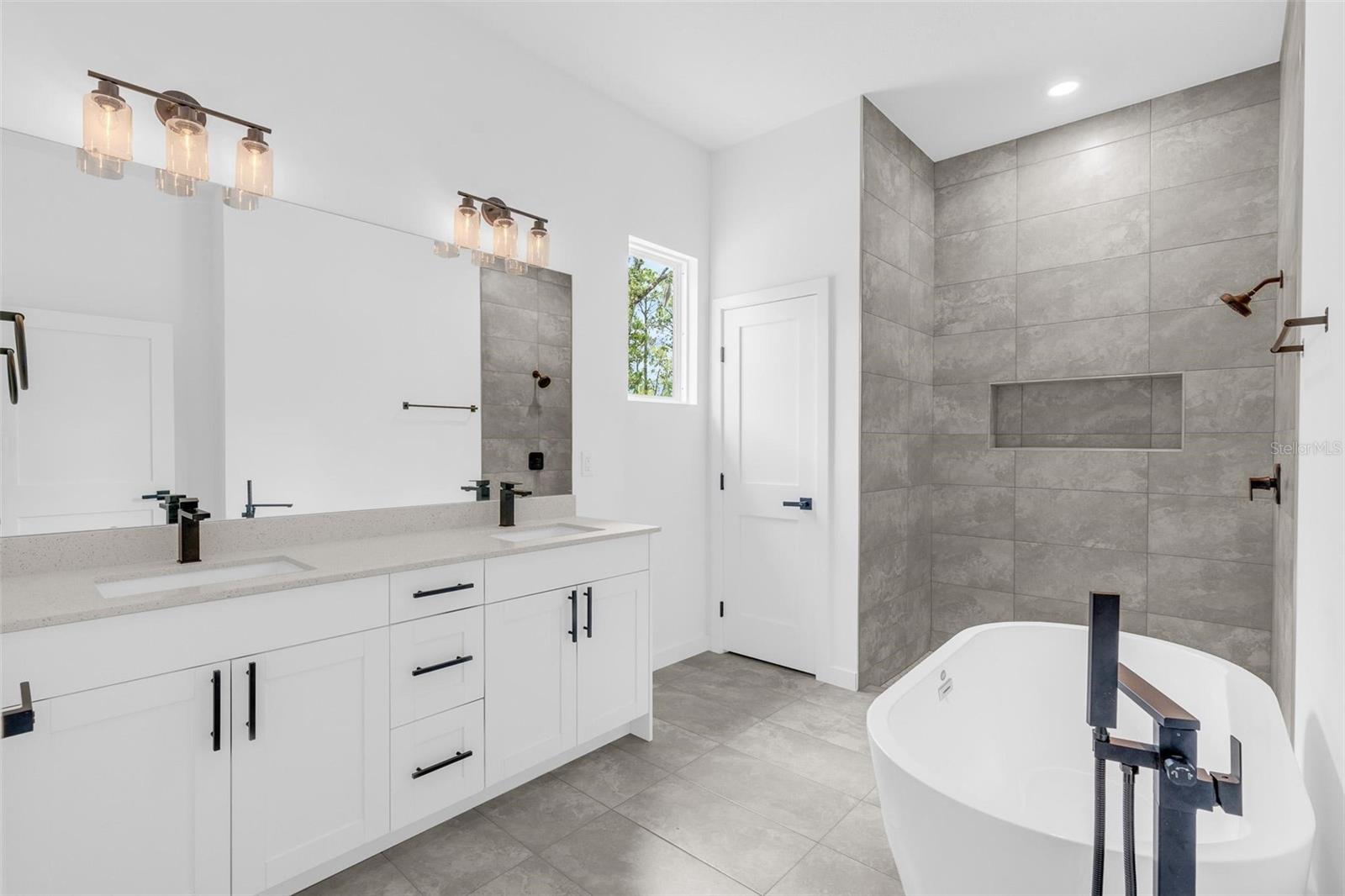Listing photo id 40 for 9651 Pineview Way