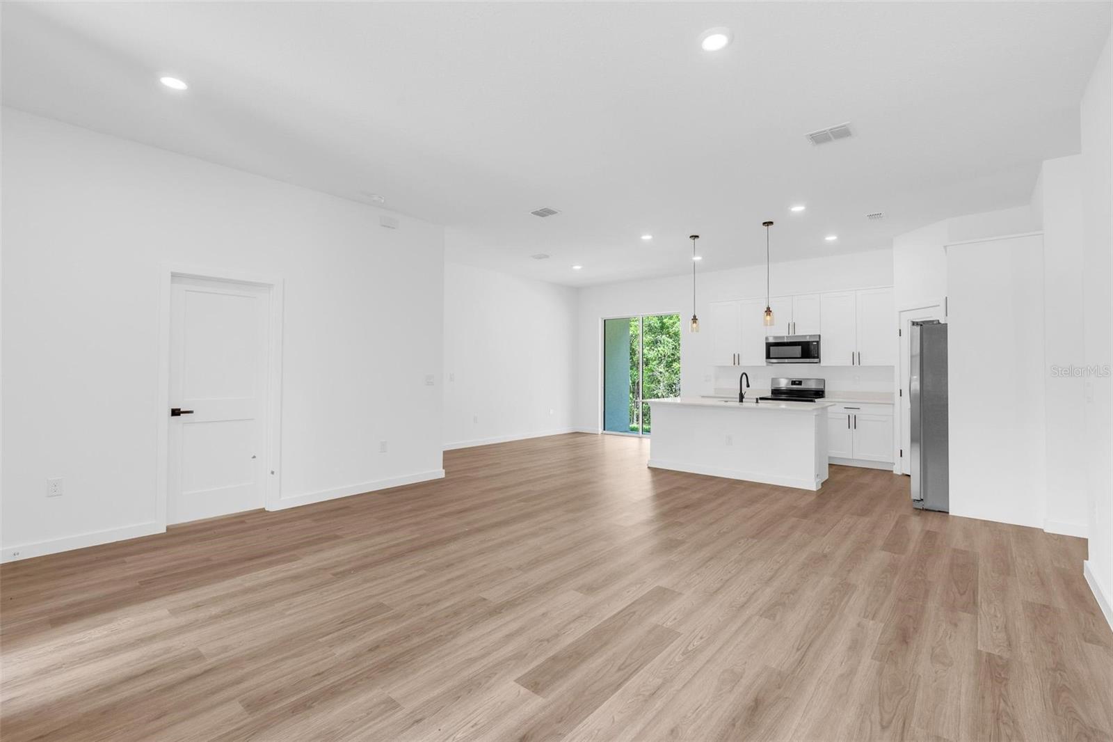 Listing photo id 7 for 9651 Pineview Way
