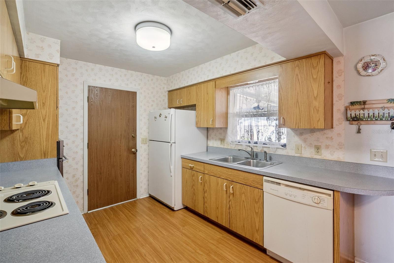 Image 13 of 37 For 822 Abbott Avenue