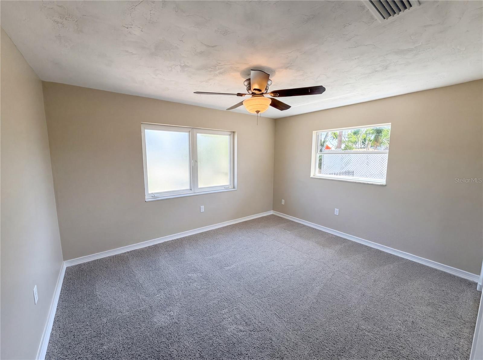 Image 19 of 35 For 406 Skylark Boulevard