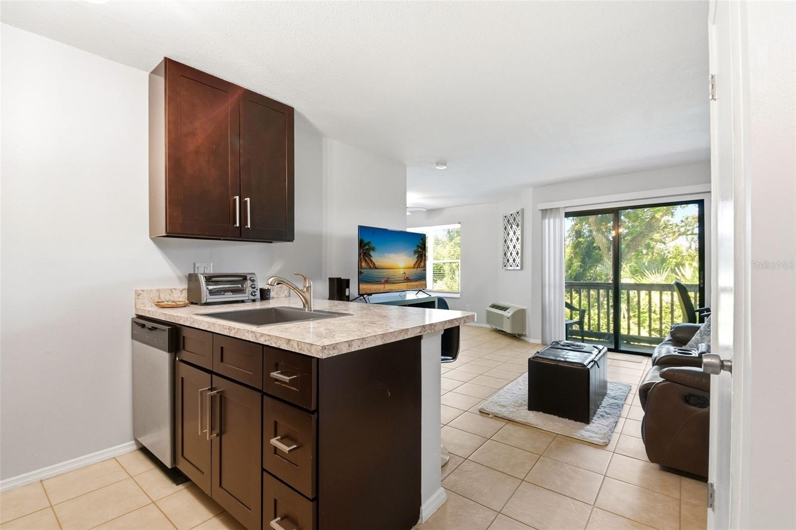 Image 4 of 30 For 1401 Palmetto Avenue 103
