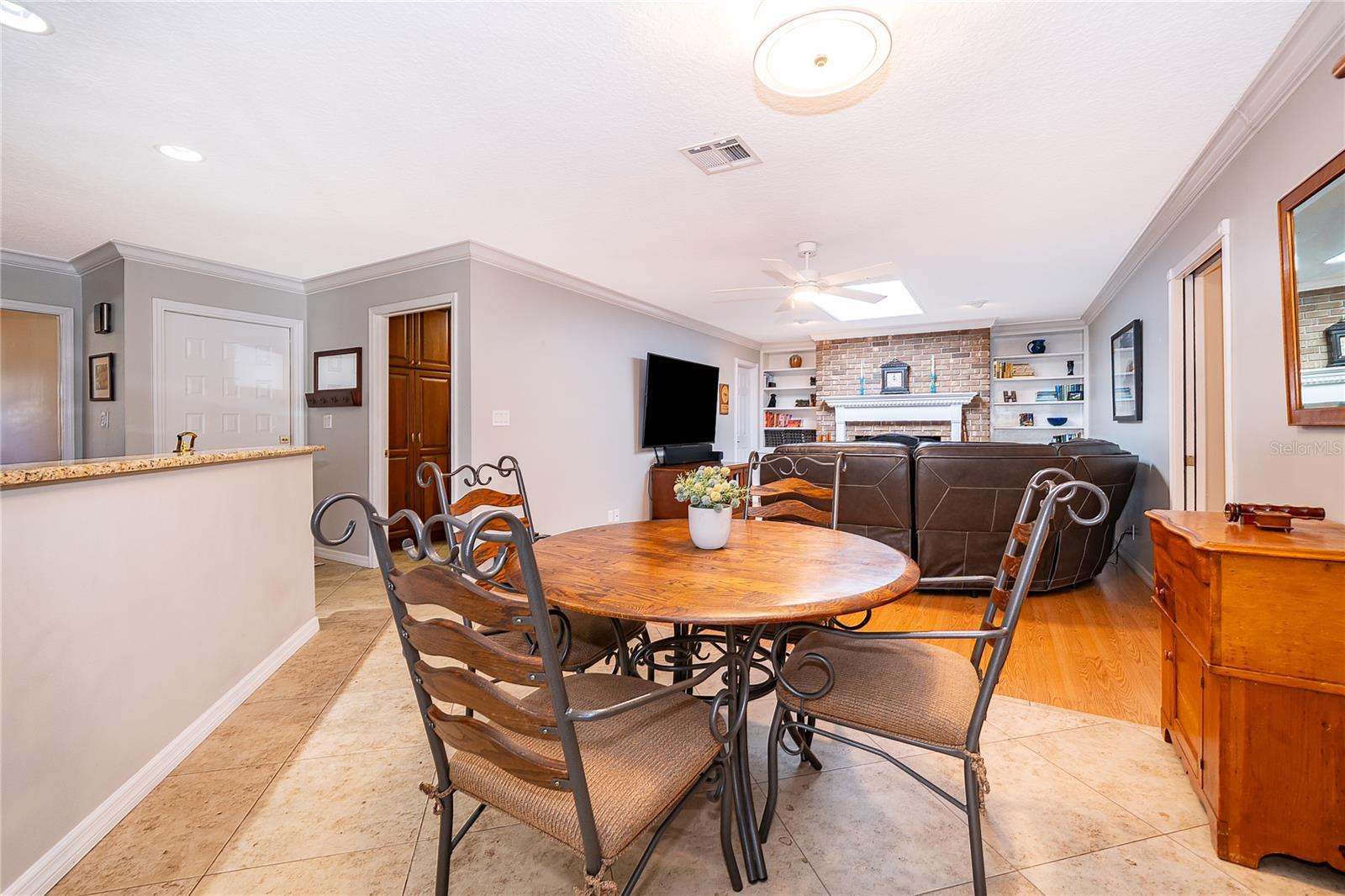 Image 17 of 54 For 2810 Overlake Avenue