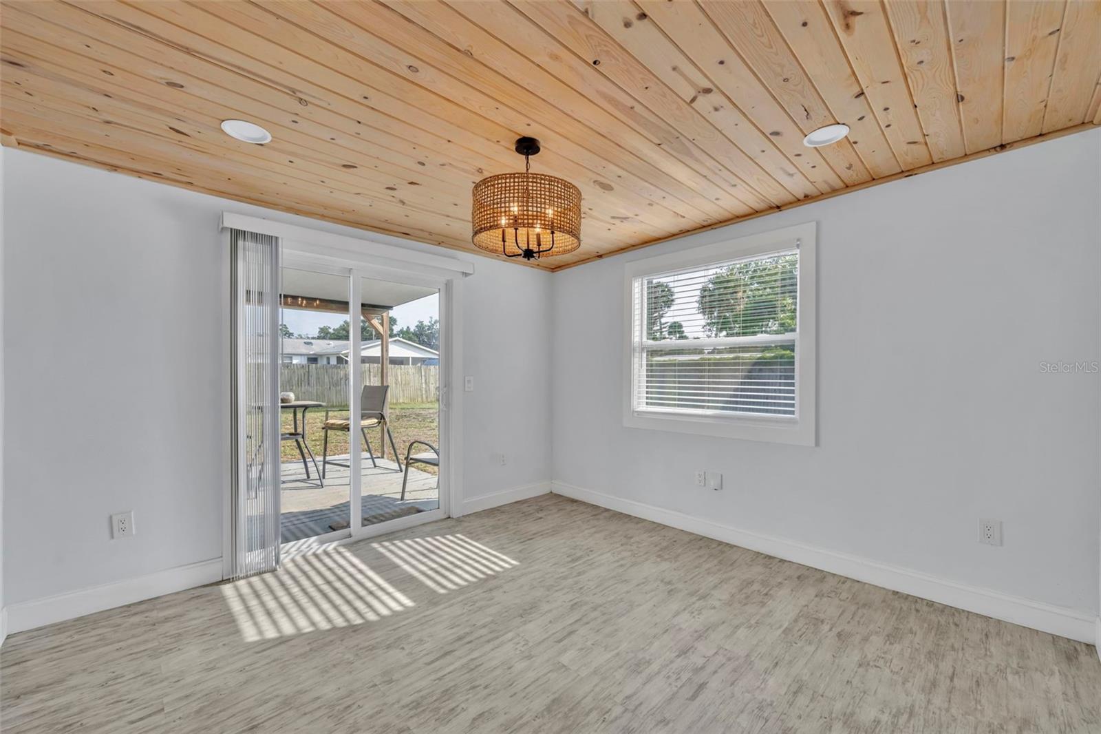 Image 11 of 27 For 702 Eleanore Avenue