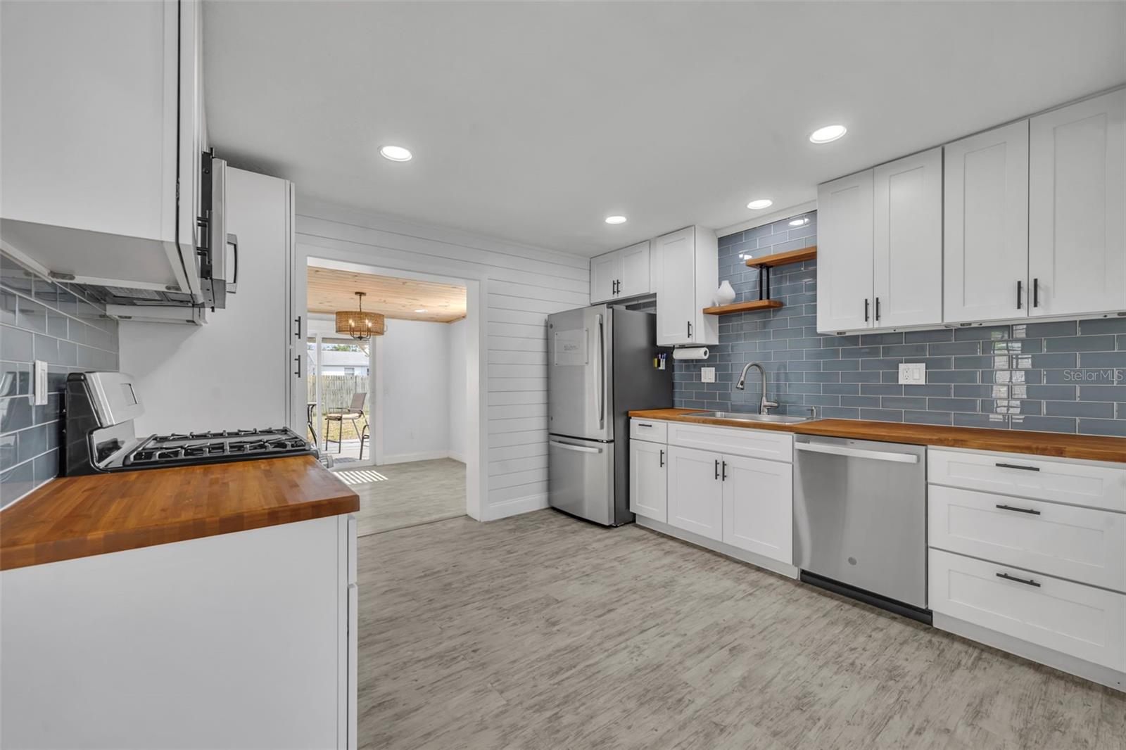 Image 7 of 27 For 702 Eleanore Avenue
