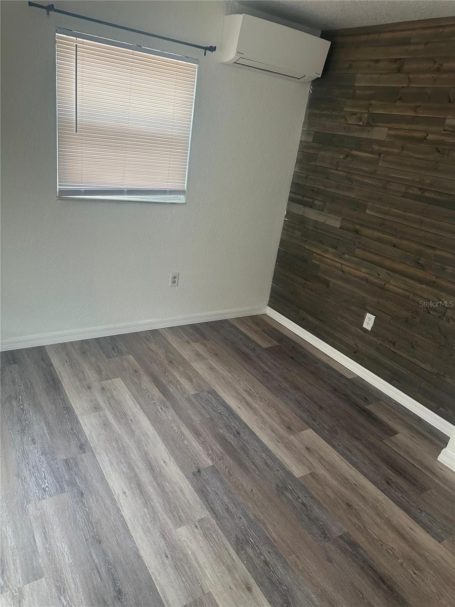 Image 6 of 12 For 847 Parkwood Avenue