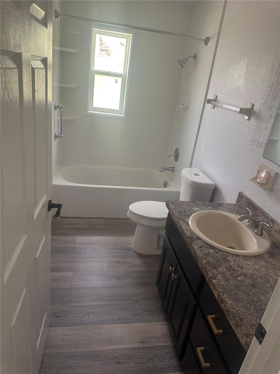 Image 8 of 12 For 847 Parkwood Avenue