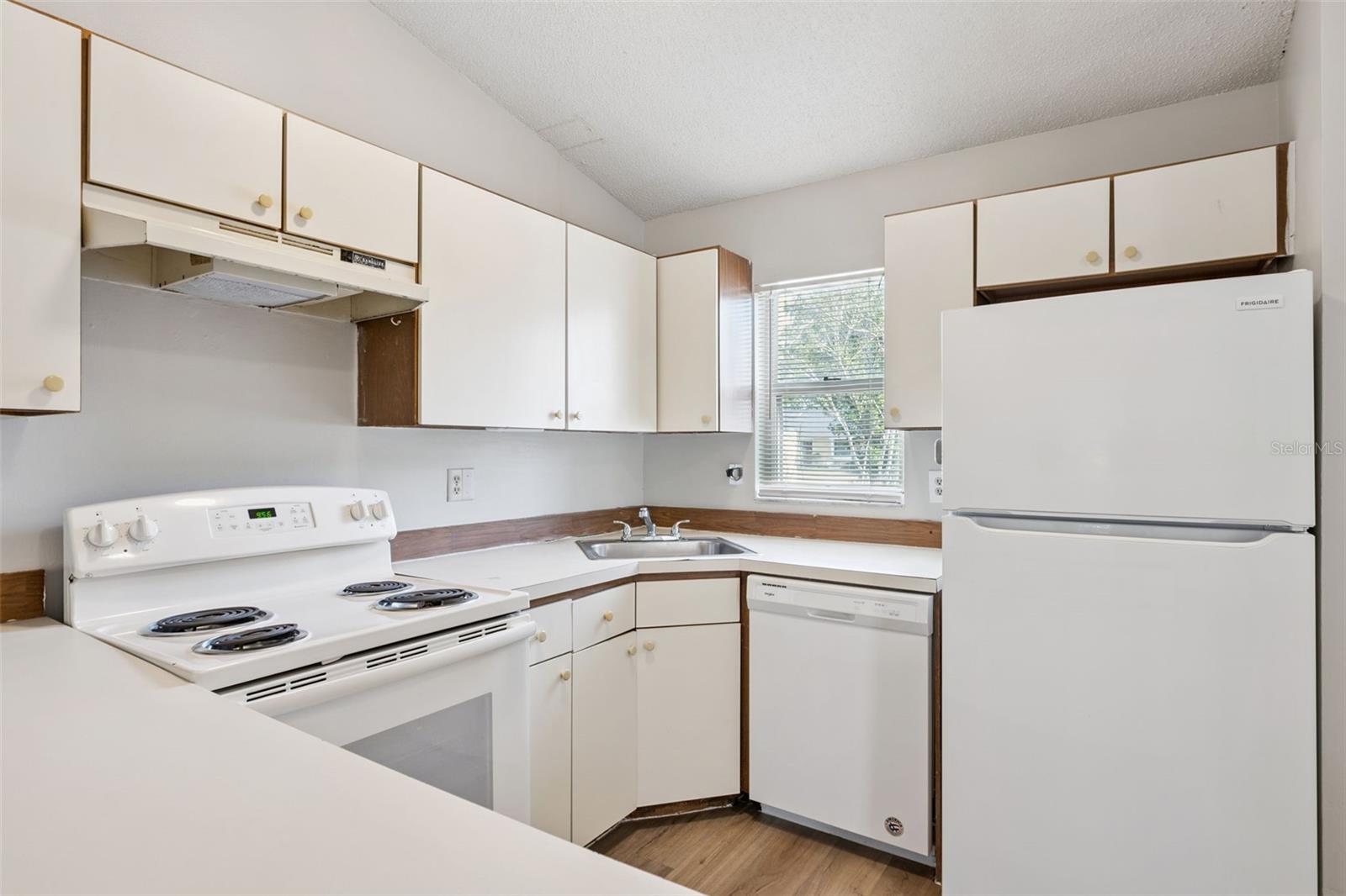 Image 6 of 16 For 9946 River Crest Court