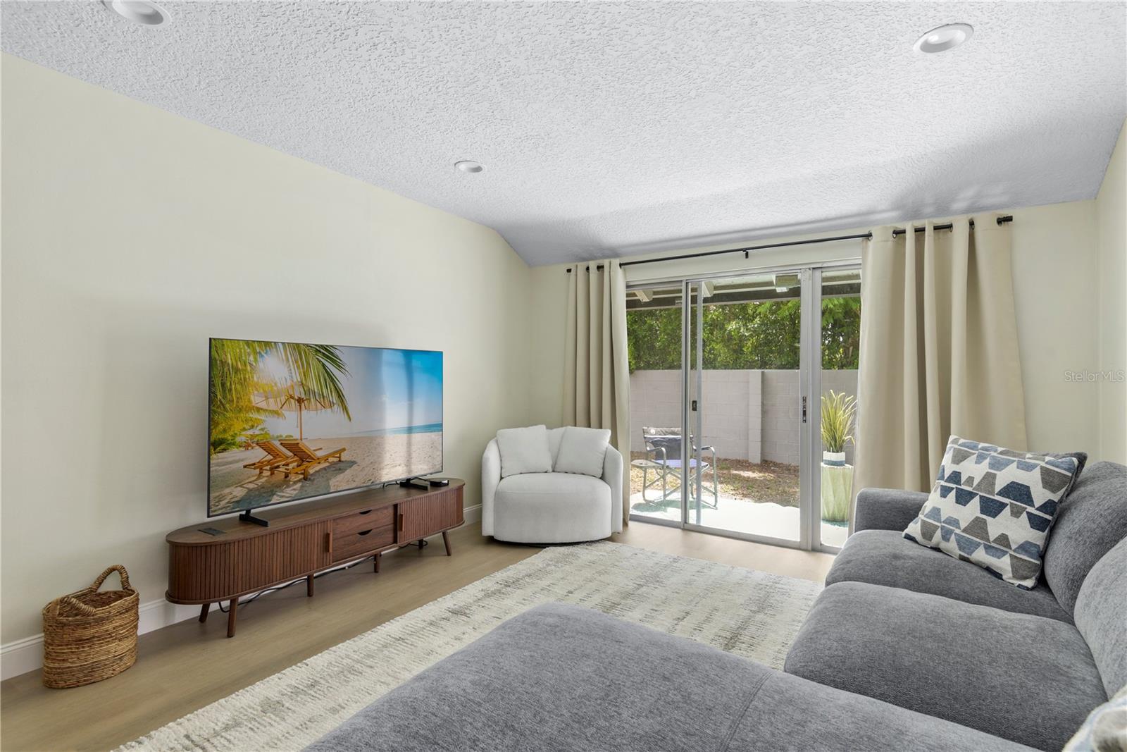 Image 3 of 33 For 894 Jonathan Way 3b