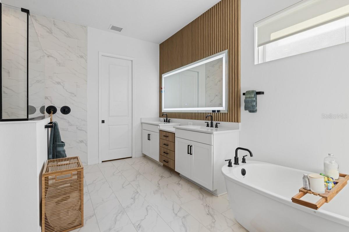 Image 18 of 48 For 15717 Vetta Drive