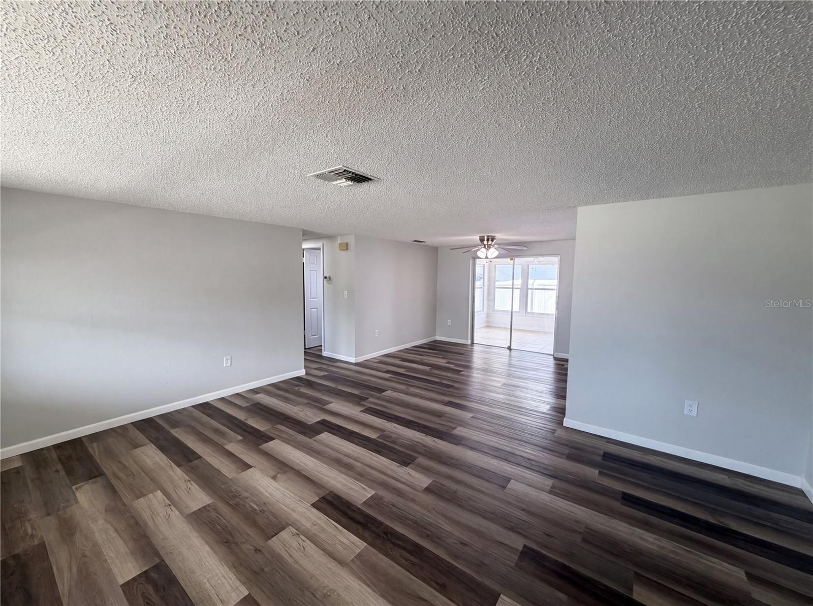 Listing photo id 11 for 7901 Bell Drive