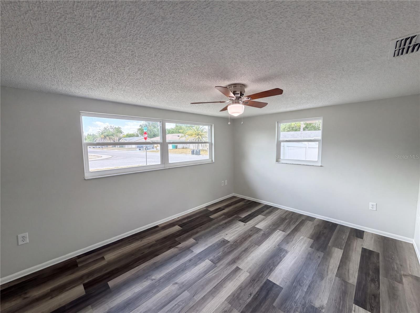 Listing photo id 19 for 7901 Bell Drive