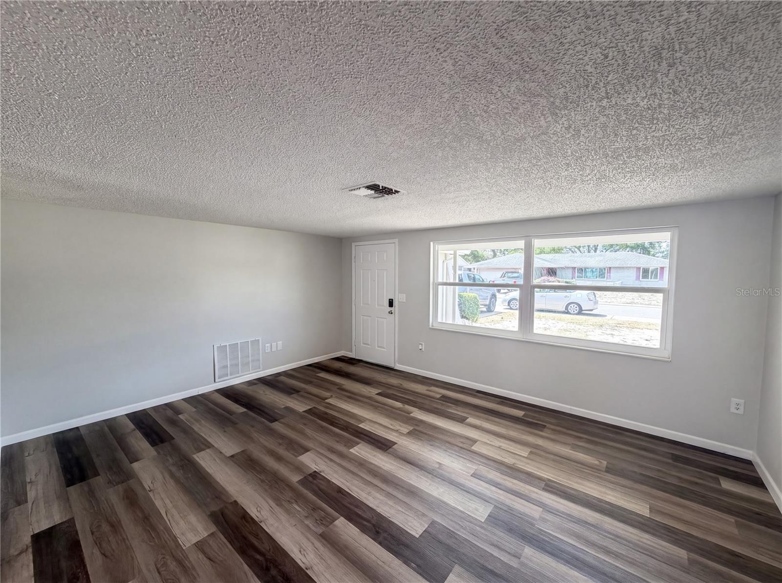Listing photo id 1 for 7901 Bell Drive