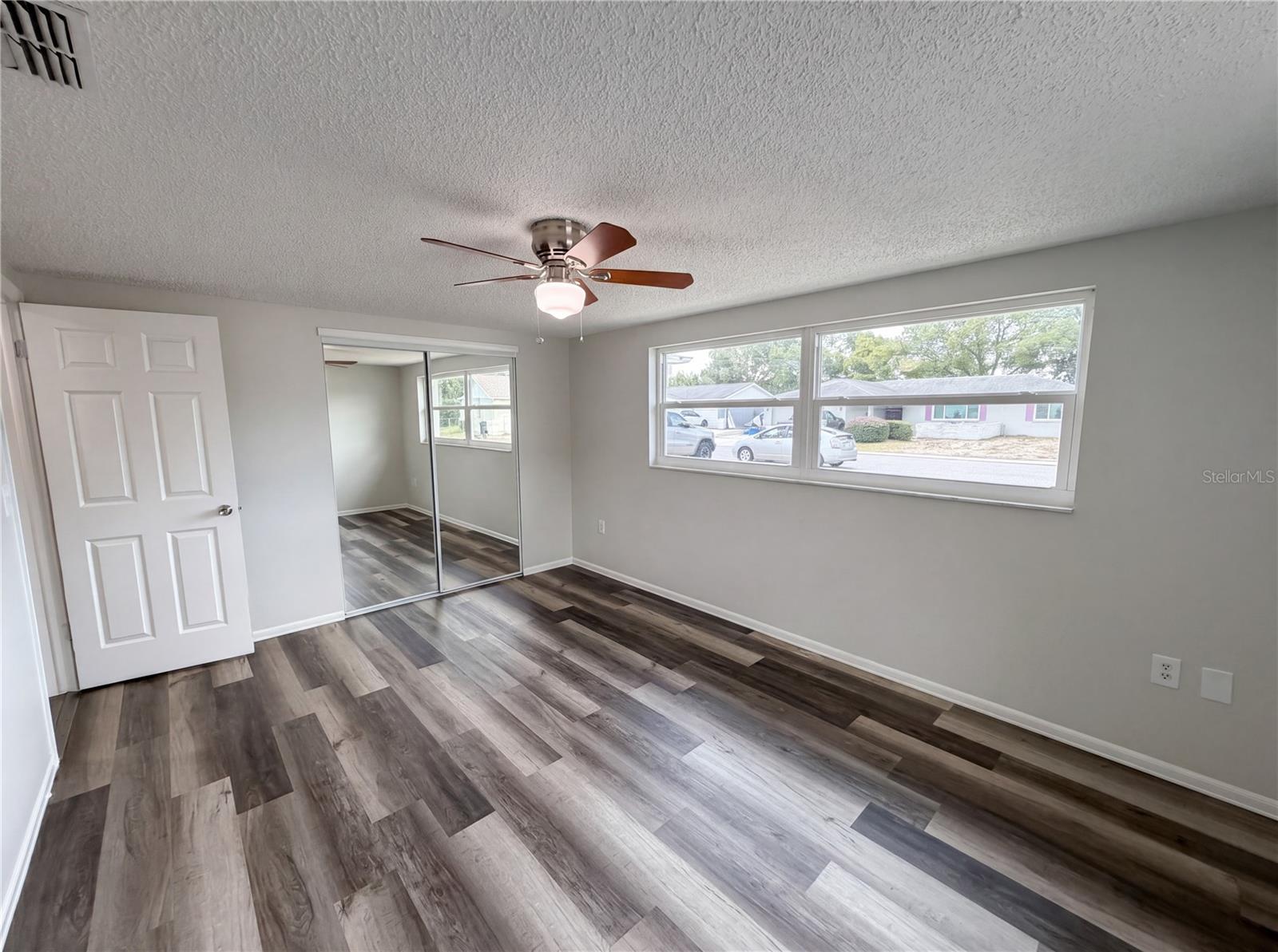 Listing photo id 2 for 7901 Bell Drive
