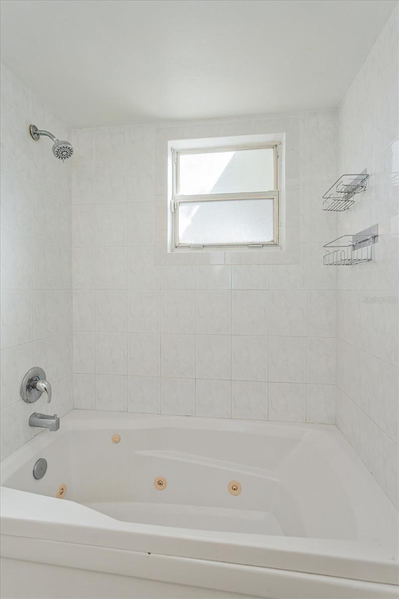 Image 13 of 19 For 414 Tranquille Oaks Drive