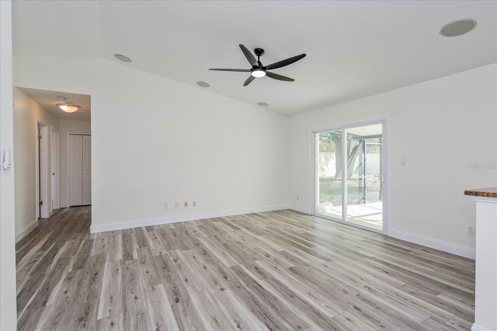 Image 5 of 19 For 414 Tranquille Oaks Drive