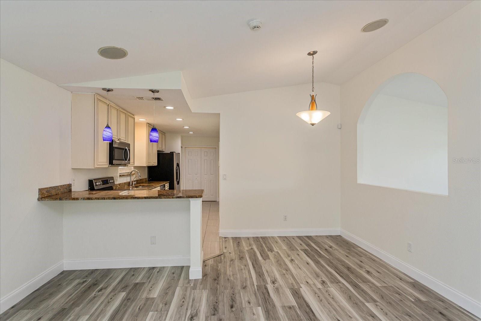 Image 6 of 19 For 414 Tranquille Oaks Drive