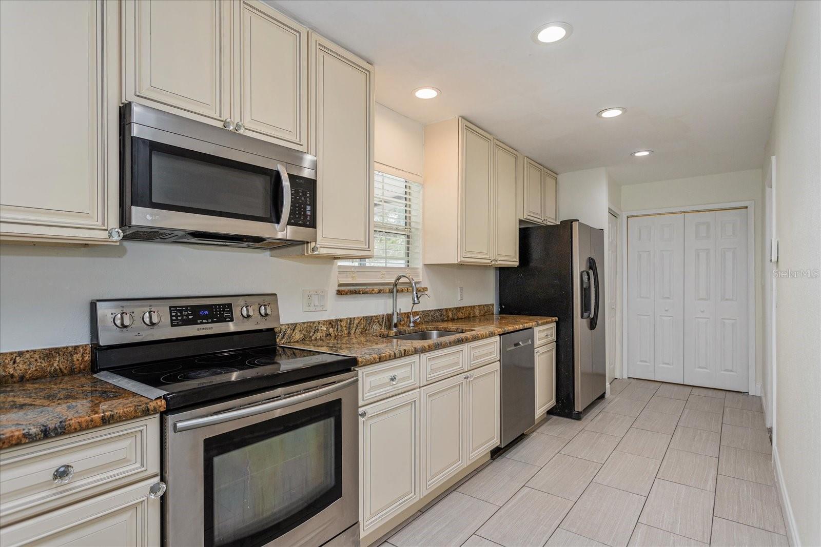 Image 7 of 19 For 414 Tranquille Oaks Drive