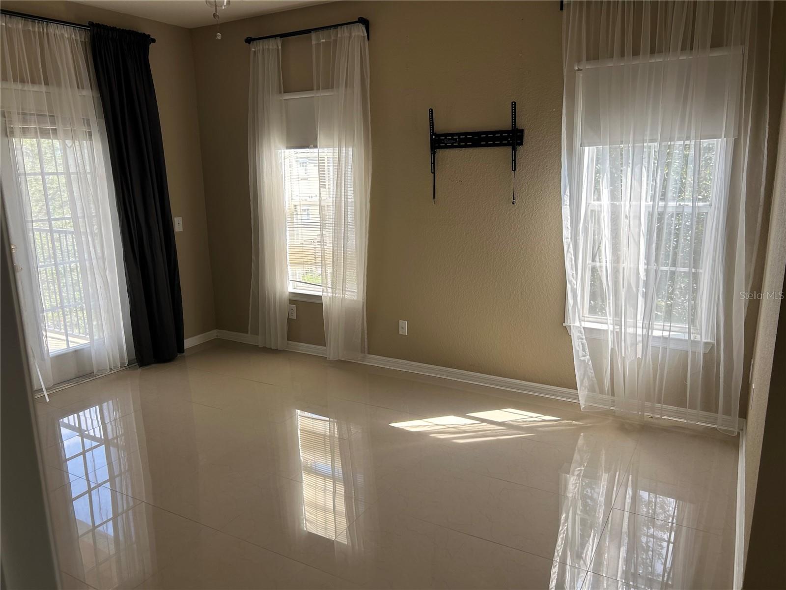 Image 6 of 18 For 3599 Conroy Road 934