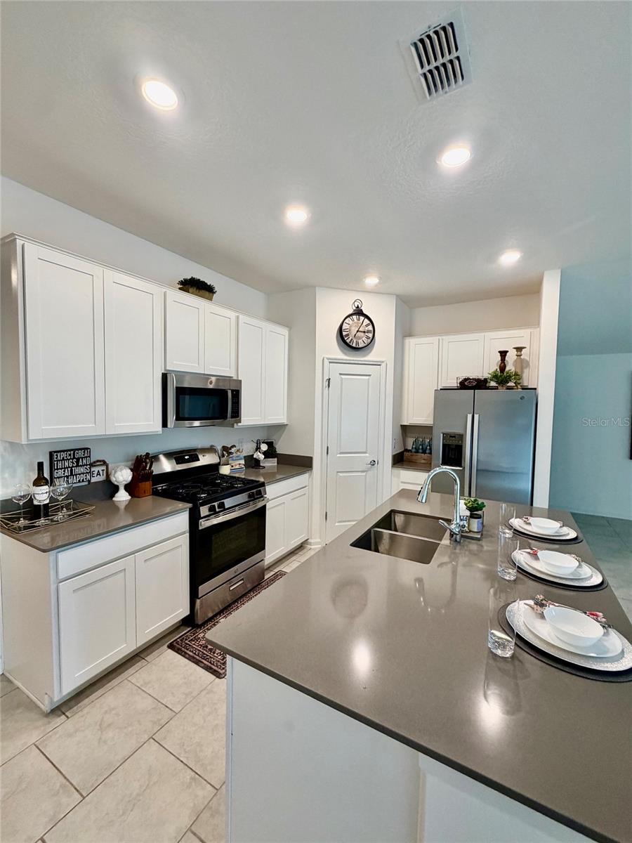 Image 16 of 39 For 9347 Revere Avenue