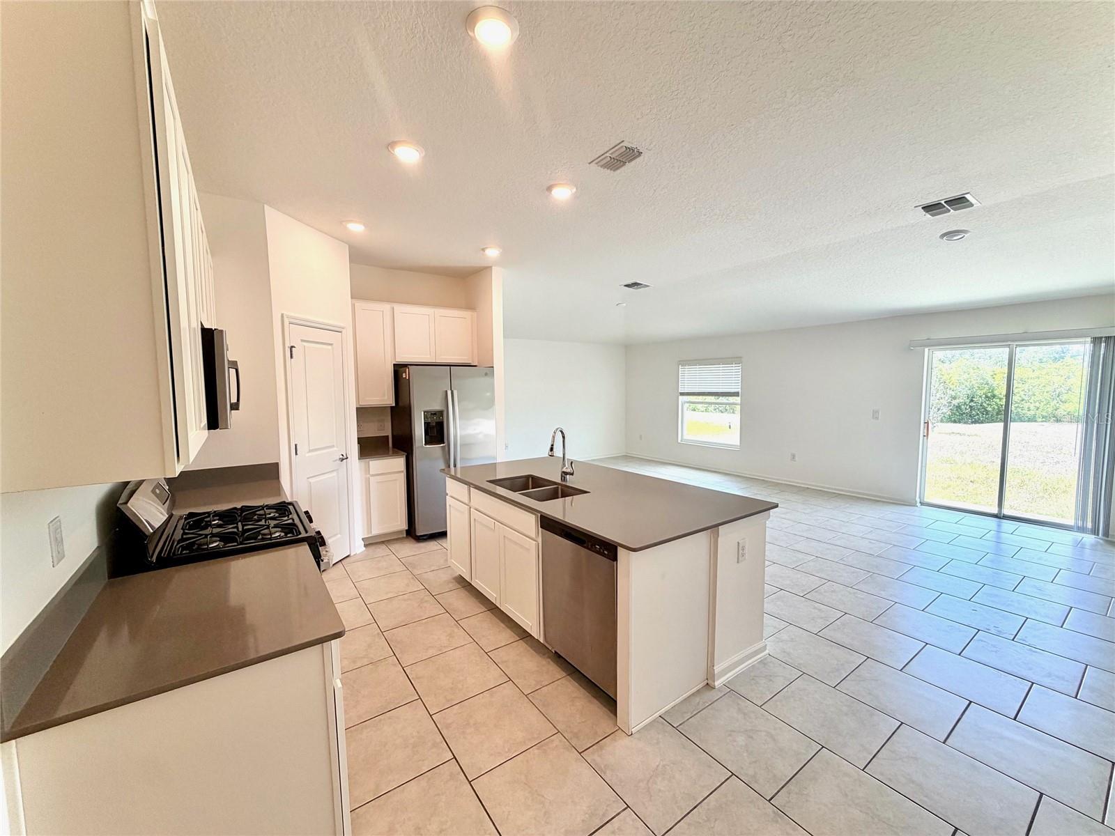 Image 17 of 39 For 9347 Revere Avenue