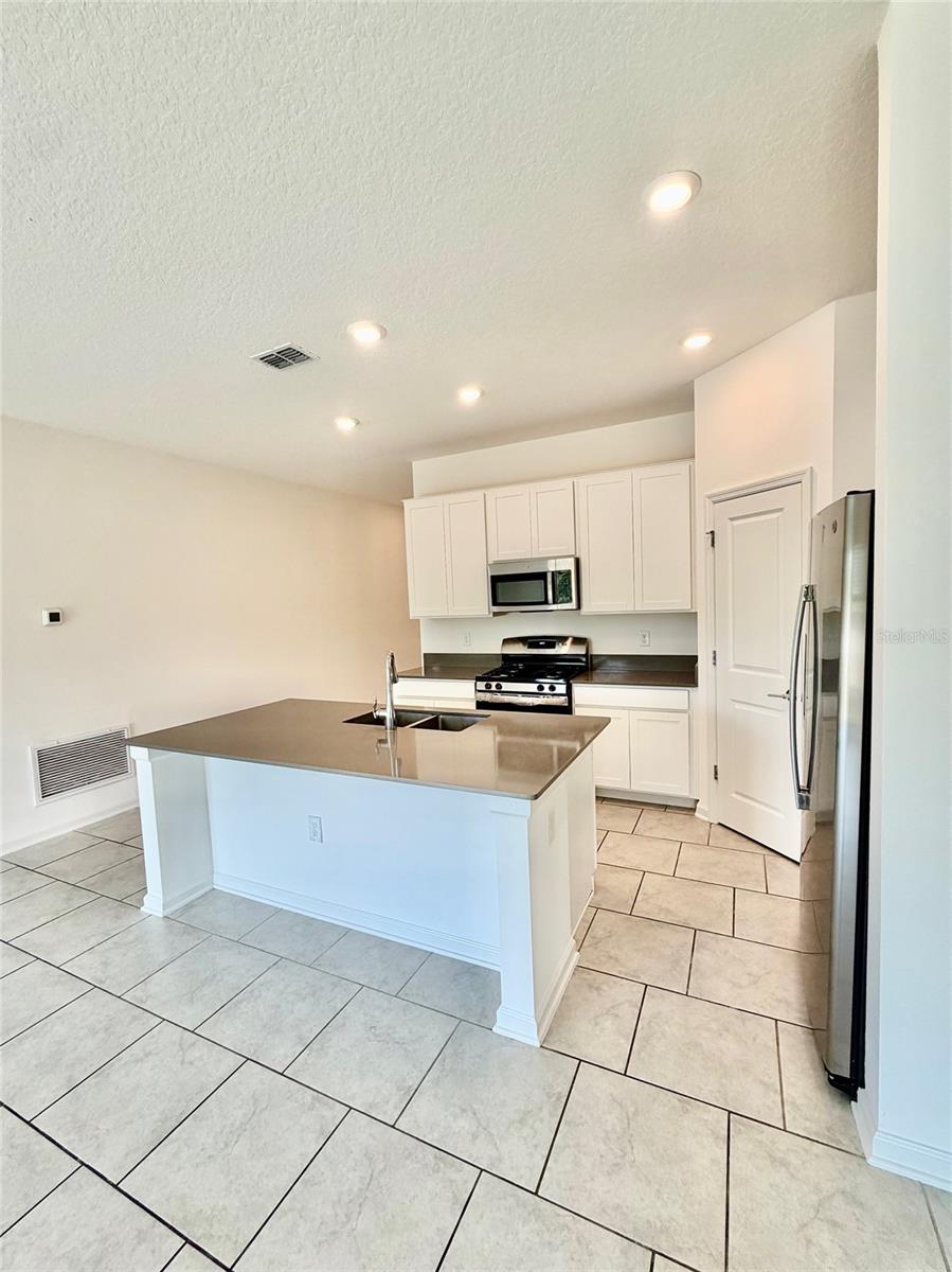 Image 18 of 39 For 9347 Revere Avenue
